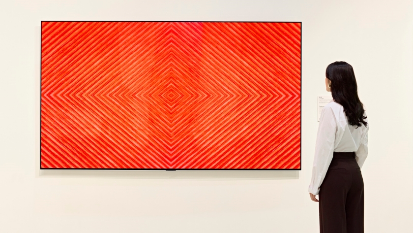 
LG 올레드 TV를 통해 미디어아트 구현한 故 박서보 화백의 홍시색 작품을 감상하고 있는 모습.