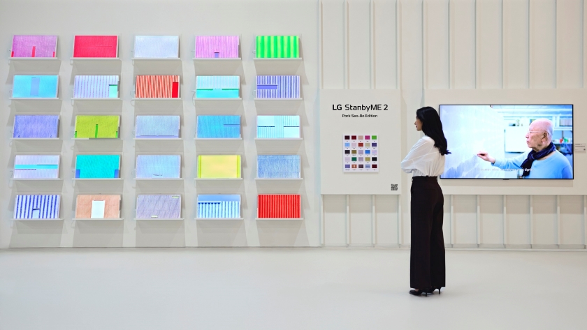LG전자가 故 박서보 화백의 대표작 '묘법(描法)' 연작을 LG 스탠바이미2 25대로 구현한 미디어아트 전시존.