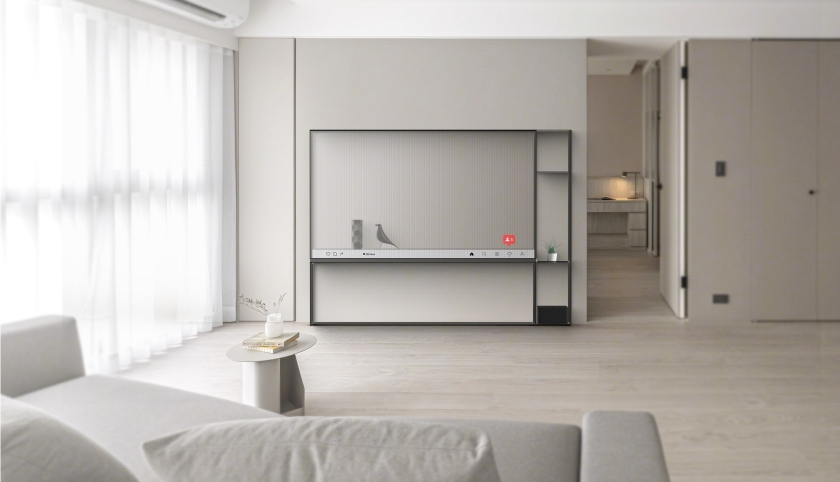 밝은 거실 공간. 왼쪽 벽면에는 커튼으로 덮인 큰 창이 있고, 중앙에는 벽에 설치된 대형 평면 TV가 보임. TV 화면은 꺼져 있으며, 아래쪽에 얇은 사운드바 또는 가구형 선반이 설치되어 있음. 왼쪽 앞쪽에는 작은 원형 테이블, 오른쪽에는 방문과 벽이 이어진 미니멀한 인테리어.