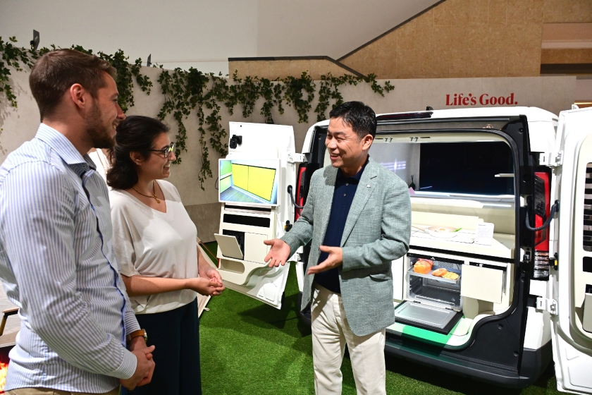 LG전자 류재철 HS사업본부장이 IFA 2025 LG전자 부스에서 집을 넘어 모빌리티로 확장된 AI홈 솔루션 공간 '슈필라움'을 소개하고 있다