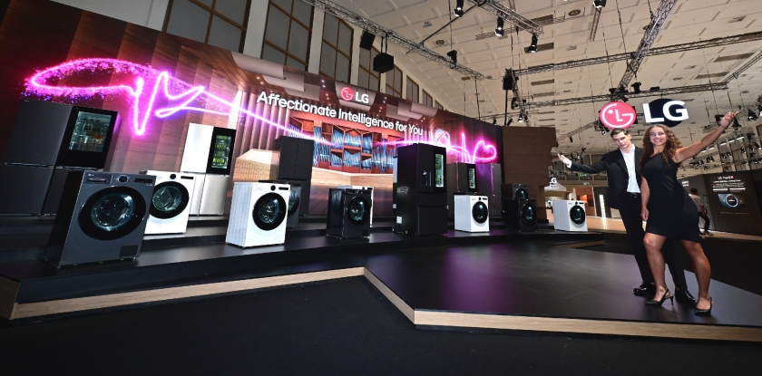 'LG AI홈'을 형상화한 'LG AI 가전의 오케스트라' 연출 공간을 마련했다.