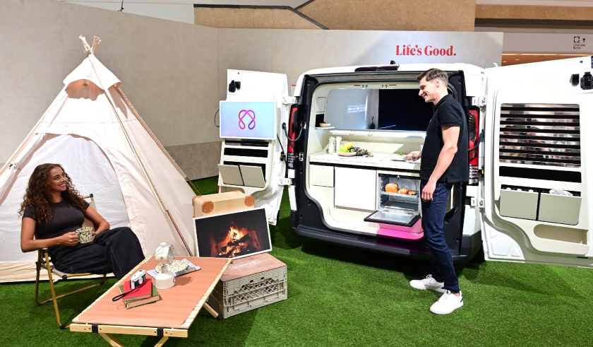 모델이 전시관 내 AI 모빌리티 공간 솔루션 ‘슈필라움’을 전시한 ‘AI홈 솔루션 존‘에서 집을 넘어 모빌리티로 확장되는 ‘LG AI홈’을 체험 중인 모습.