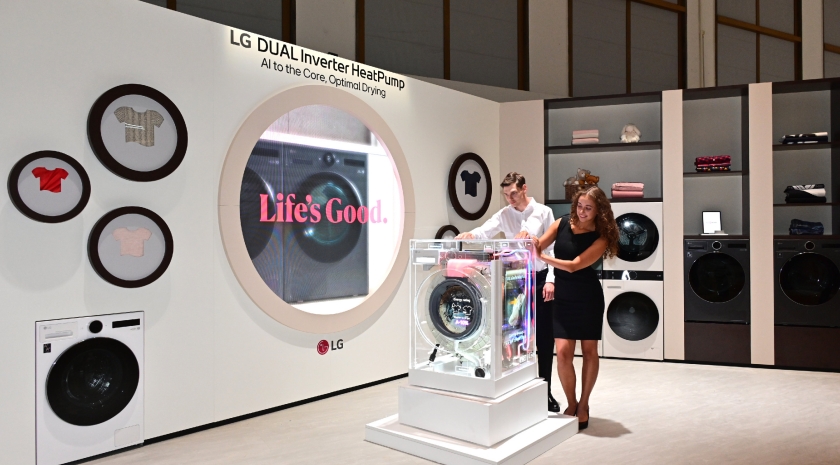 모델이 전시관 내 ‘AI 코어테크 존‘에서 미디어월과 유럽향 복합형 세탁건조기 ‘워시콤보’의 내부구동 원리가 보이도록 특수 제작된 전시품을 선보이는 모습.