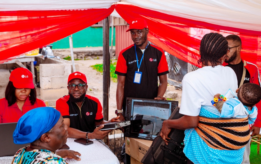 지역 주민들이 사용 중인 LG TV와 가전을 점검 및 수리하는 모습.