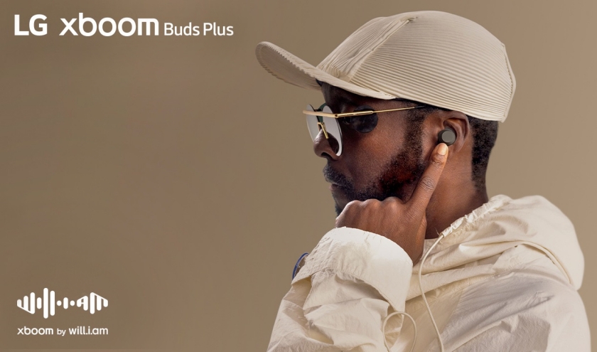 세계적인 뮤지션 윌아이엠(will.i.am)의 전문적인 사운드 튜닝이 적용된 엑스붐 버즈 플러스를 착용한 모습.