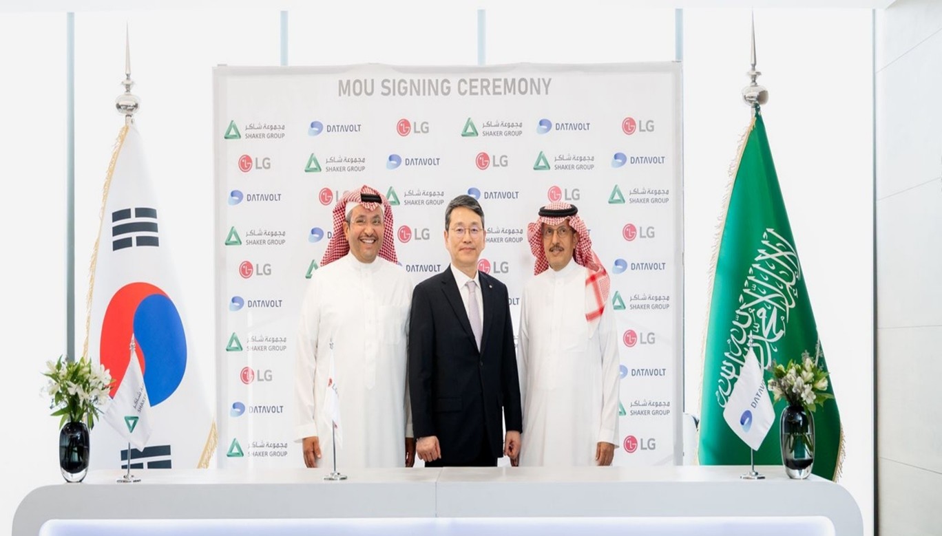 ‘MOU SIGNING CEREMONY’ 배너 앞에서 (왼쪽부터) 전자 유통기업 셰이커그룹 압둘라 아부나얀 회장, 조주완 CEO, 전력회사 아쿠아파워 모하메드 아부나얀 회장이 함께 서 있다. 양쪽에는 한국 국기와 사우디아라비아 국기가 세워져 있고, 뒤 배경에는 LG, DATAVOLT, SHAKER GROUP 로고가 보인다.