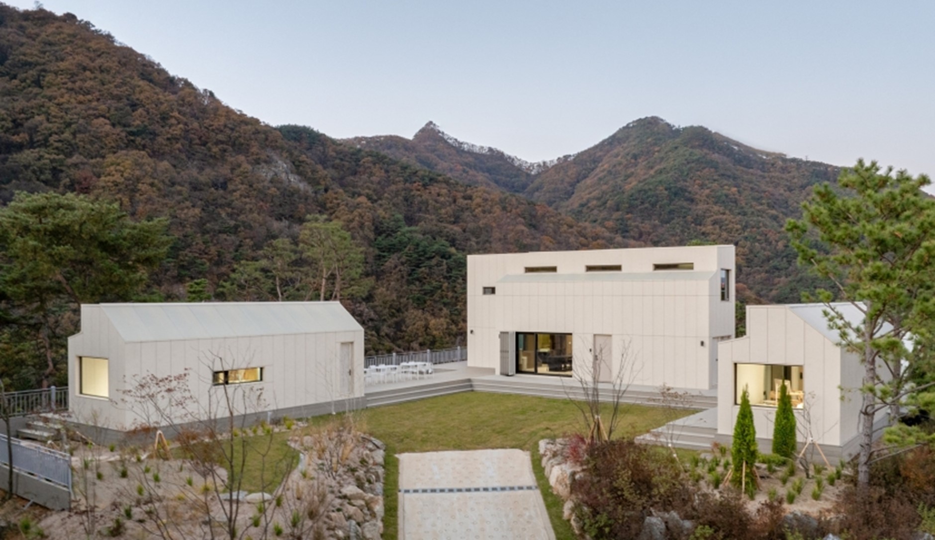 강원도 SM 연수원에 설치된 LG 스마트코티지의 외부 풍경