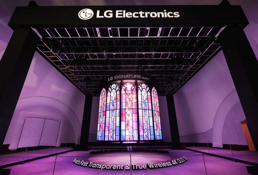 현존하는 가장 진화한 TV 기술을 집약한 세계 최초의 무선∙투명 TV 'LG 시그니처 올레드 T' 28대로 구성한 초대형 샹들리에의 모습