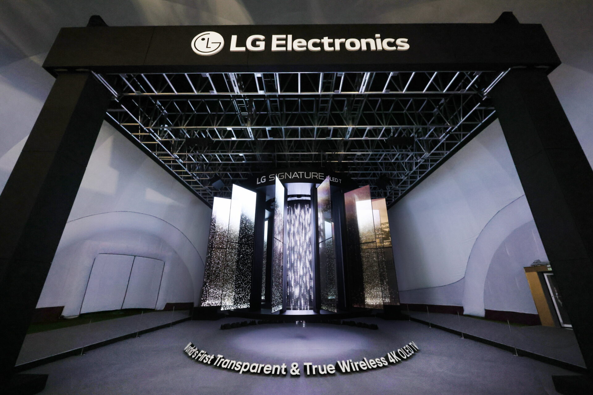 현존하는 가장 진화한 TV 기술을 집약한 세계 최초의 무선∙투명 TV 'LG 시그니처 올레드 T' 28대로 구성한 초대형 샹들리에의 모습