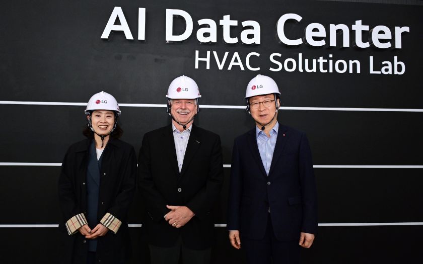 LG전자가 AI 데이터센터 냉각솔루션 포트폴리오를 액침냉각 방식까지 확장하기 위해 SK엔무브, 美 액침냉각 전문기업 GRC(Green Revolution Cooling)와 'AI 데이터센터 냉각솔루션 사업 확대를 위한 업무협약(MOU)'을 체결했다. (왼쪽부터)SK엔무브 남재인 Green성장본부장, GRC 피터 폴린(Peter Poulin) CEO, LG전자 이재성 ES사업본부장이 LG전자 칠러사업장 내 구축된 AI 데이터센터 전용 테스트베드에서 기념 촬영을 하고 있다. 