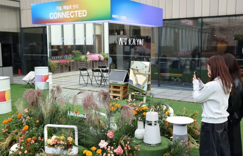 LG전자가 문화·예술 캠페인을 통해 고객 경험의 확장과 프리미엄 브랜드 가치 제고에 나선다. LG전자는 29일 국립현대미술관 서울 야외 미술관마당에서 열린 행사에서 관람객들이 스탠바이미2, 에어로퍼니처, 틔운 미니 등 다양한 제품을 체험하는 자리를 마련했다.