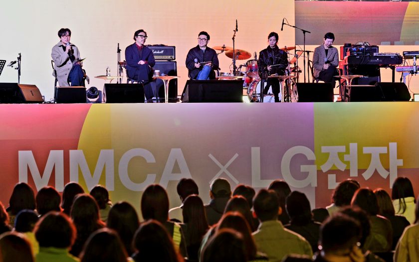 29일 국립현대미술관 서울 야외 미술관마당에서 카이스트 이진준 교수, 공학박사 겸 싱어송라이터 루시드폴 등이 참석해 ‘AI 기술과 예술이 어떻게 연결될 수 있을까?’를 주제로 토크 콘서트를 열었다.