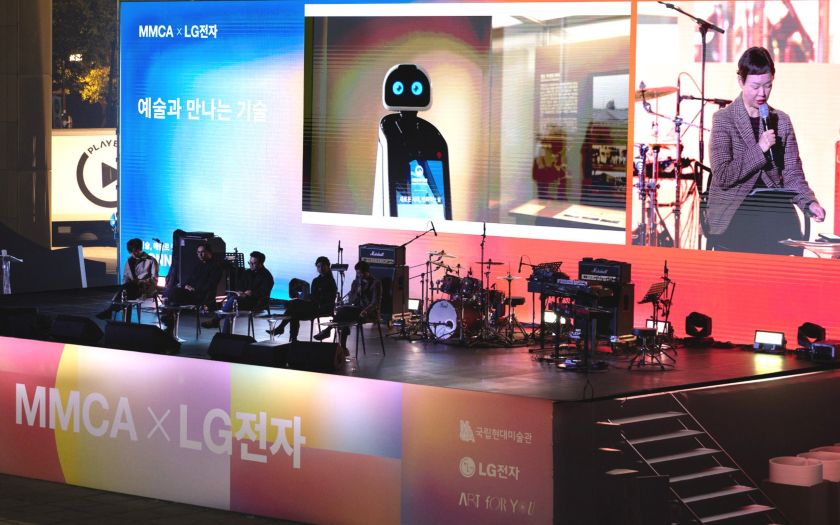 29일 국립현대미술관 서울 야외 미술관마당에서 카이스트 이진준 교수, 공학박사 겸 싱어송라이터 루시드폴 등이 참석해 ‘AI 기술과 예술이 어떻게 연결될 수 있을까?’를 주제로 토크 콘서트를 열었다.