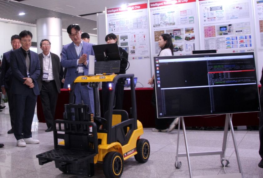 24일 진행한 'Future 2030 서밋'에서 LG전자의 P5G 통신 기술을 활용해 스마트팩토리에서 활용하는 무인 지게차 로봇 제어 시연을 진행하고 있다.