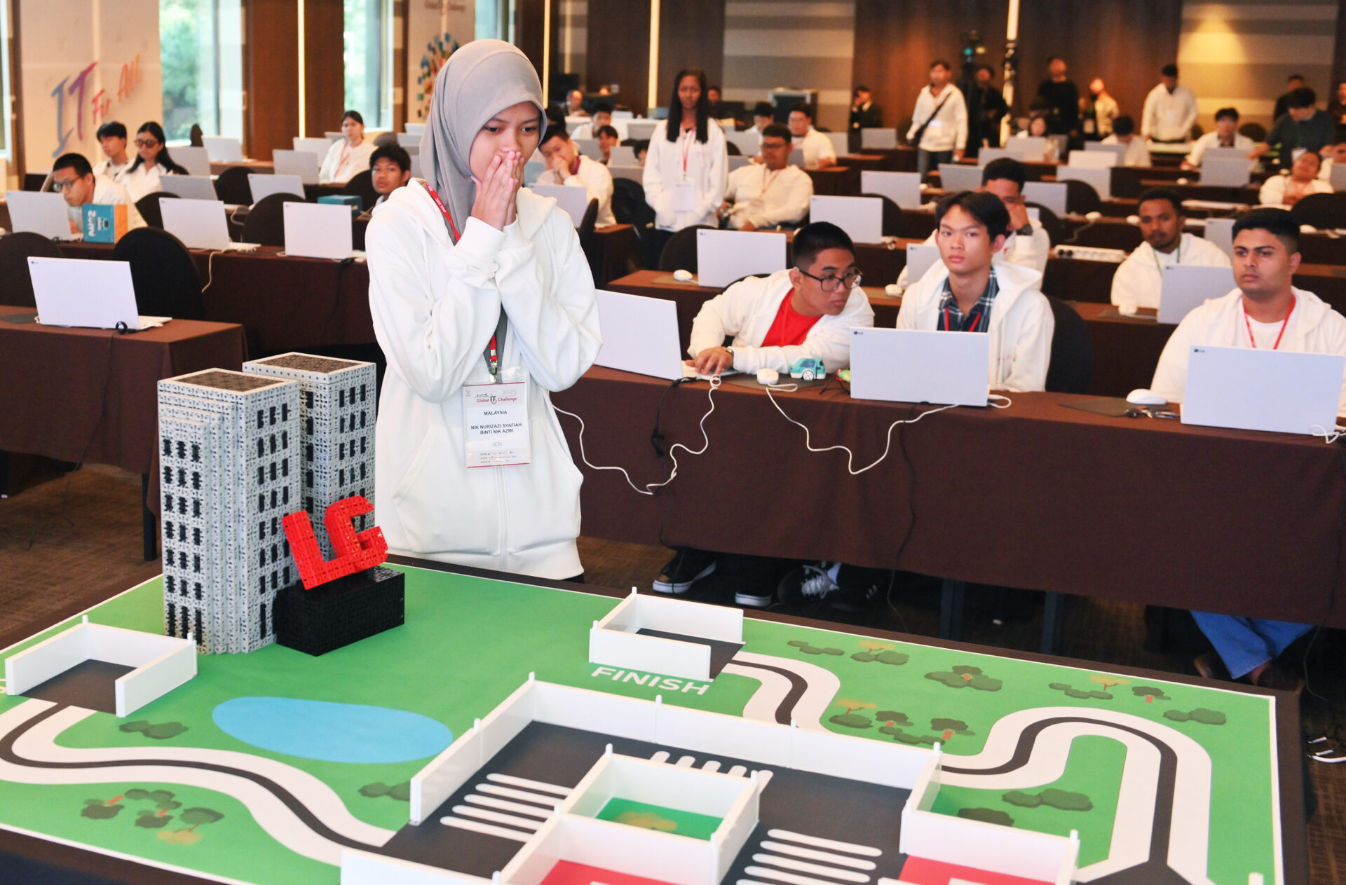 LG전자가 개최한 '2025 글로벌장애청소년IT챌린지' 본선 대회에서 참가자들이 자율주행차 프로그래밍 능력을 평가하는 'eCreative_Smart Car' 종목에 참가 중인 모습.