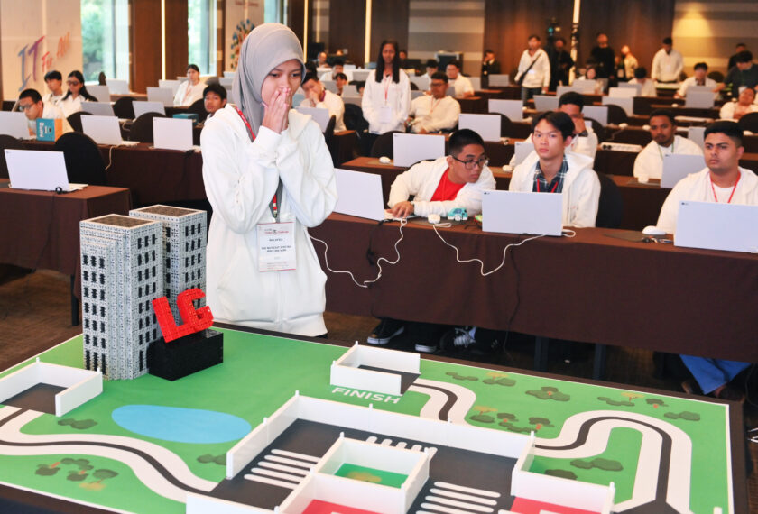 LG전자가 개최한 '2025 글로벌장애청소년IT챌린지' 본선 대회에서 참가자들이 자율주행차 프로그래밍 능력을 평가하는 'eCreative_Smart Car' 종목에 참가 중인 모습.