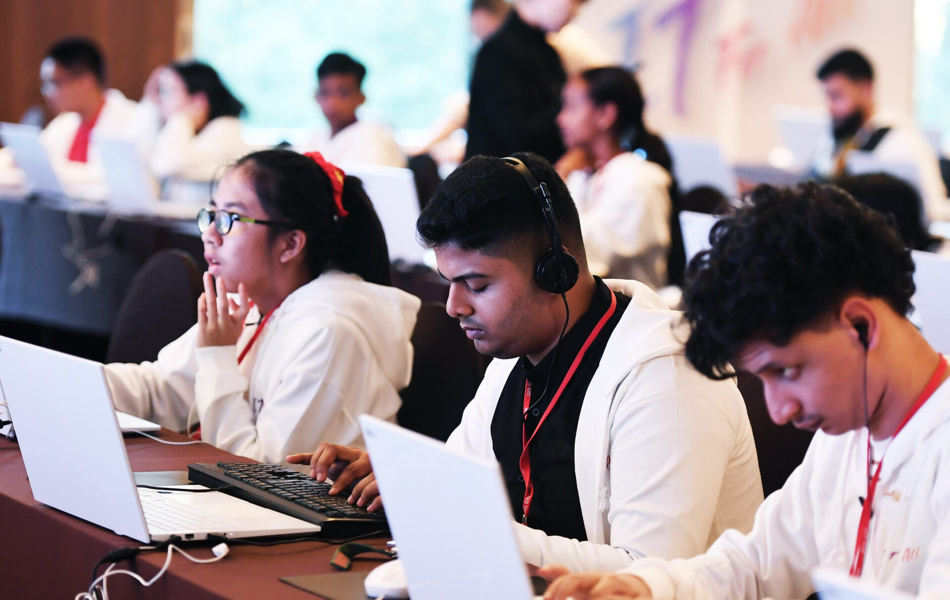 LG전자가 개최한 '2025 글로벌장애청소년IT챌린지' 본선 대회에서 참가자들이 AI 기반 정보검색과 문서 작업 등을 다루는 'eCombination' 종목에 참가 중인 모습.