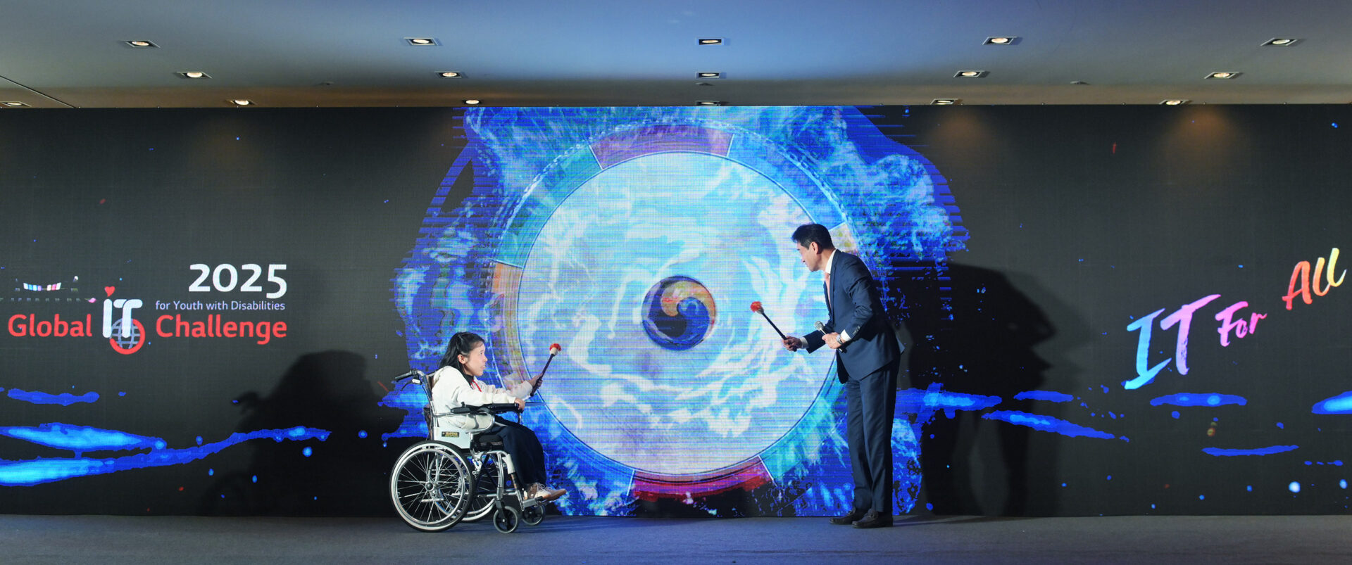 올해 청소년 대표로 선정된 베트남 지체 장애인 티 우옌 니 레(Thi Uyen Nhi Le)씨(좌측)가 LG전자 대외협력담당 윤대식 전무(우측)과 함께 '2025 글로벌장애청소년IT챌린지' 개막 선언을 하고 있는 모습.