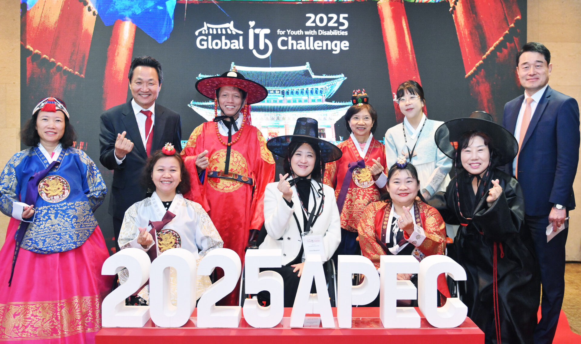 '2025 글로벌장애청소년IT챌린지' 참가자들이 한복 착용 등 한국 문화를 체험하고 교류하는 모습.