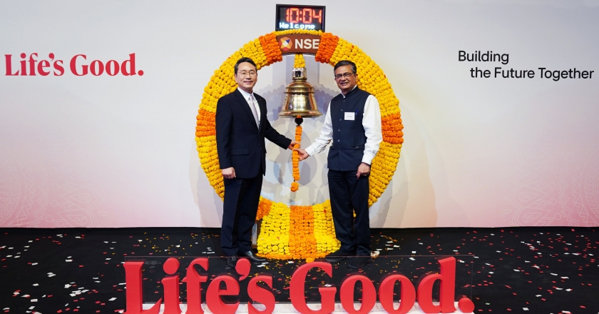 LG전자 조주완 CEO와 NSE 아쉬쉬 차우한 CEO가 LG전자 인도법인 상장을 축하하는 타종 행사를 진행하고 있다.