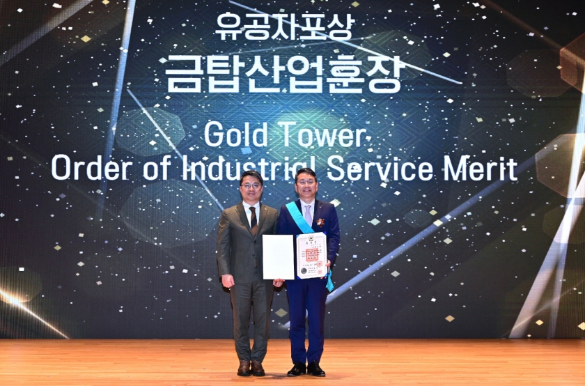 조주완 CEO가 이날 시상자로 나선 문신학 산업통상부 차관(사진 왼쪽)과 함께 기념 촬영을 하고 있다.