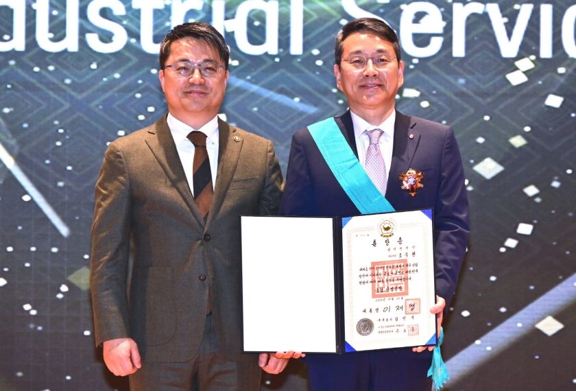 조주완 CEO가 이날 시상자로 나선 문신학 산업통상부 차관(사진 왼쪽)과 함께 기념 촬영을 하고 있다.