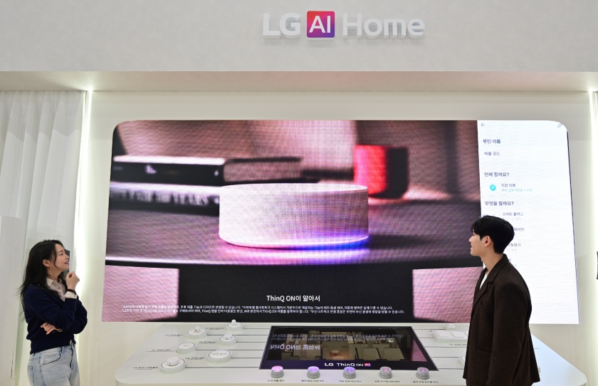 관람객들이 LG전자 부스에서 AI 홈 허브 'LG 씽큐 온'을 체험하고 있다.
