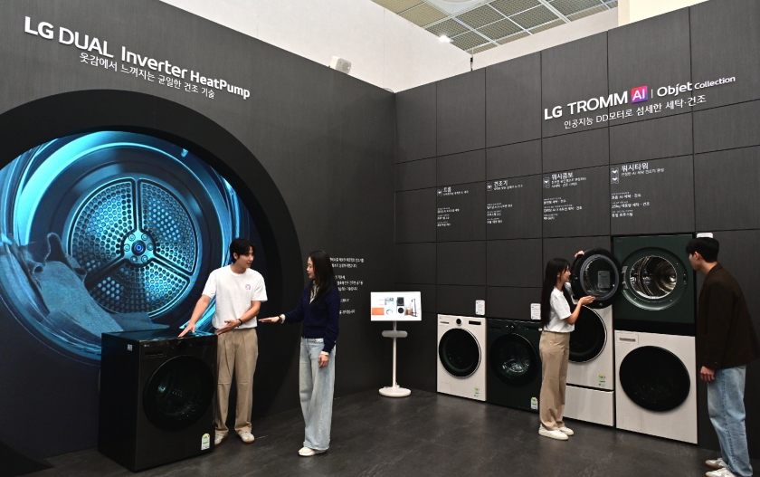 관람객들이 LG전자 부스에서 ‘AI DD 모터’가 탑재된 프리미엄 세탁·건조기를 살펴보고 있다.