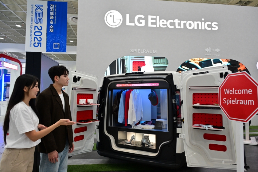 관람객들이 LG전자 부스에 마련된 '슈필라움(Spielraum)'에서 AI 홈 허브 'LG 씽큐 온'을 접목한 모빌리티 공간 솔루션을 경험하고 있다.
