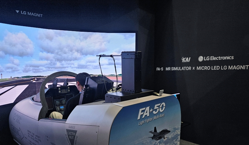 초고화질 마이크로 LED 사이니지 'LG 매그니트'가 적용된 비행 시뮬레이터 컨셉 모델