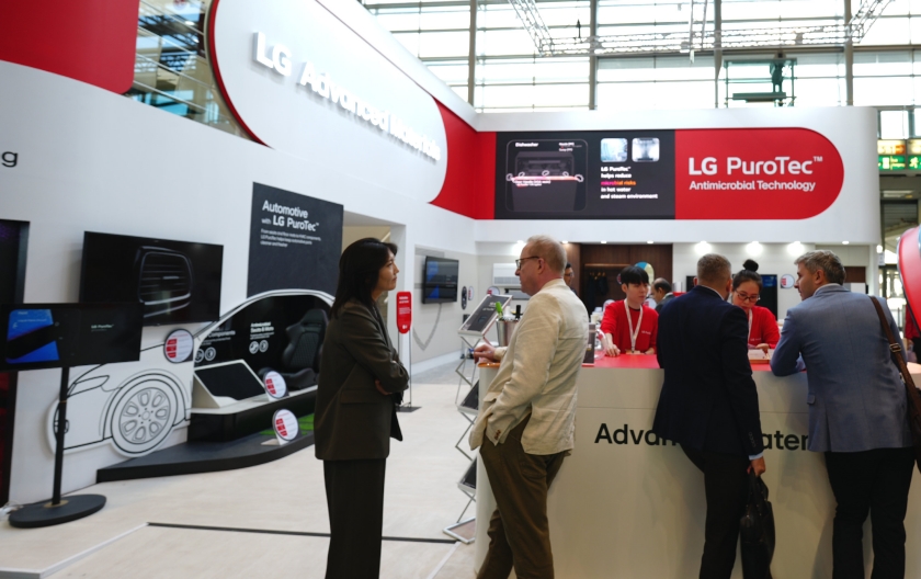 LG전자가 독일에서 8일(현지시간)부터 열리고 있는 K 2025에 참가해 항균 기능성 소재 ‘퓨로텍(PuroTec™)’을 선보였다.