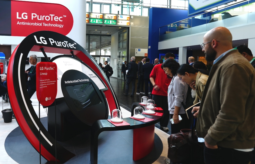 LG전자가 독일에서 8일(현지시간)부터 열리고 있는 K 2025에 참가해 항균 기능성 소재 ‘퓨로텍(PuroTec™)’을 선보였다.