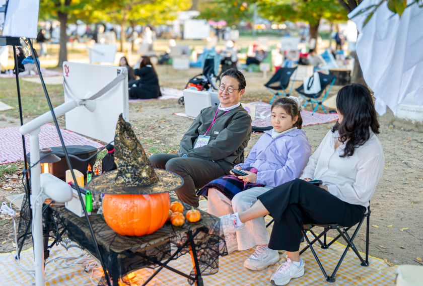 LG전자가 이동식 스크린의 대명사 스탠바이미 2의 다양한 활용성을 알리기 위한 '스탠바이미 러버 챌린지'를 개최했다. 대상을 수상한 송병준 씨(사진 왼쪽 첫번째)는 자녀들과 준비한 소품으로 스탠바이미 2를 이용한 할로윈 파티룸을 꾸며 큰 호응을 얻었다.