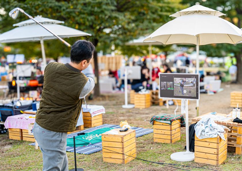LG전자가 이동식 스크린의 대명사 스탠바이미 2의 다양한 활용성을 알리기 위한 '스탠바이미 러버 챌린지'를 개최했다. 시선강탈상을 수상한 구민희 씨는 휴대폰 미러링을 통해 스탠바이미에서 본인의 골프 스윙을 실시간으로 확인하며 연습에 몰두하는 모습으로 시선을 사로 잡았다.