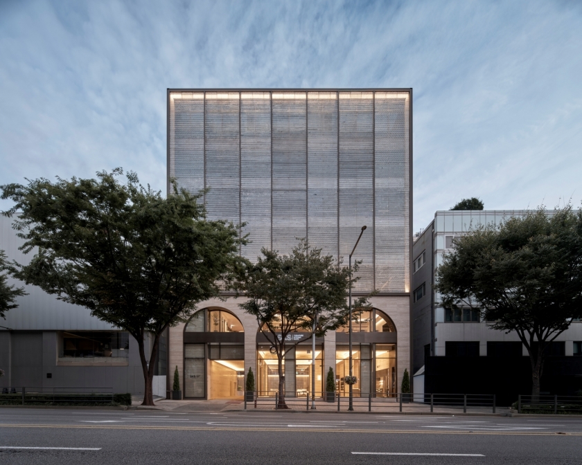 ‘SKS 서울’은 지하 1층, 지상 5층에 연면적 1,918㎡ 규모로, 다양한 분위기의 인테리어로 연출된 총 10개의 제품 전시 공간으로 구성돼 있다.