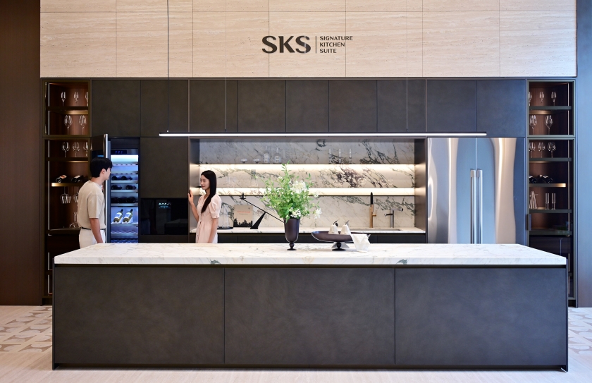 'SKS 서울'을 방문한 고객들이 SKS의 컬럼 와인셀러를 둘러보는 모습.