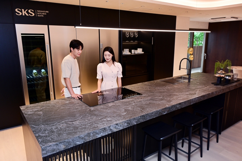 'SKS 서울'을 방문한 고객들이 SKS의 인덕션을 둘러보는 모습.