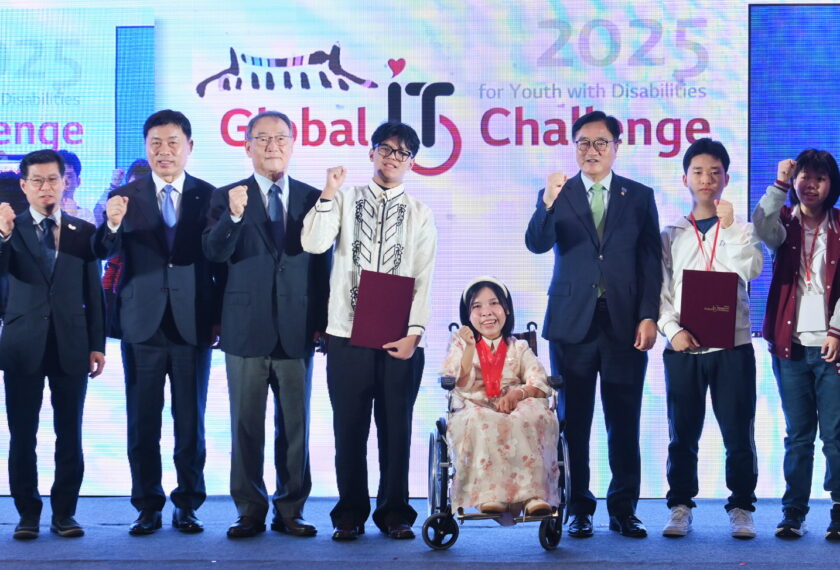 LG전자 HS사업본부장 류재철 사장(왼쪽에서 세번째), 우원식 국회의장(오론쪽에서 네번째)이 GITC 시상식에서 참가자들과 함께 기념촬영을 하고 있다