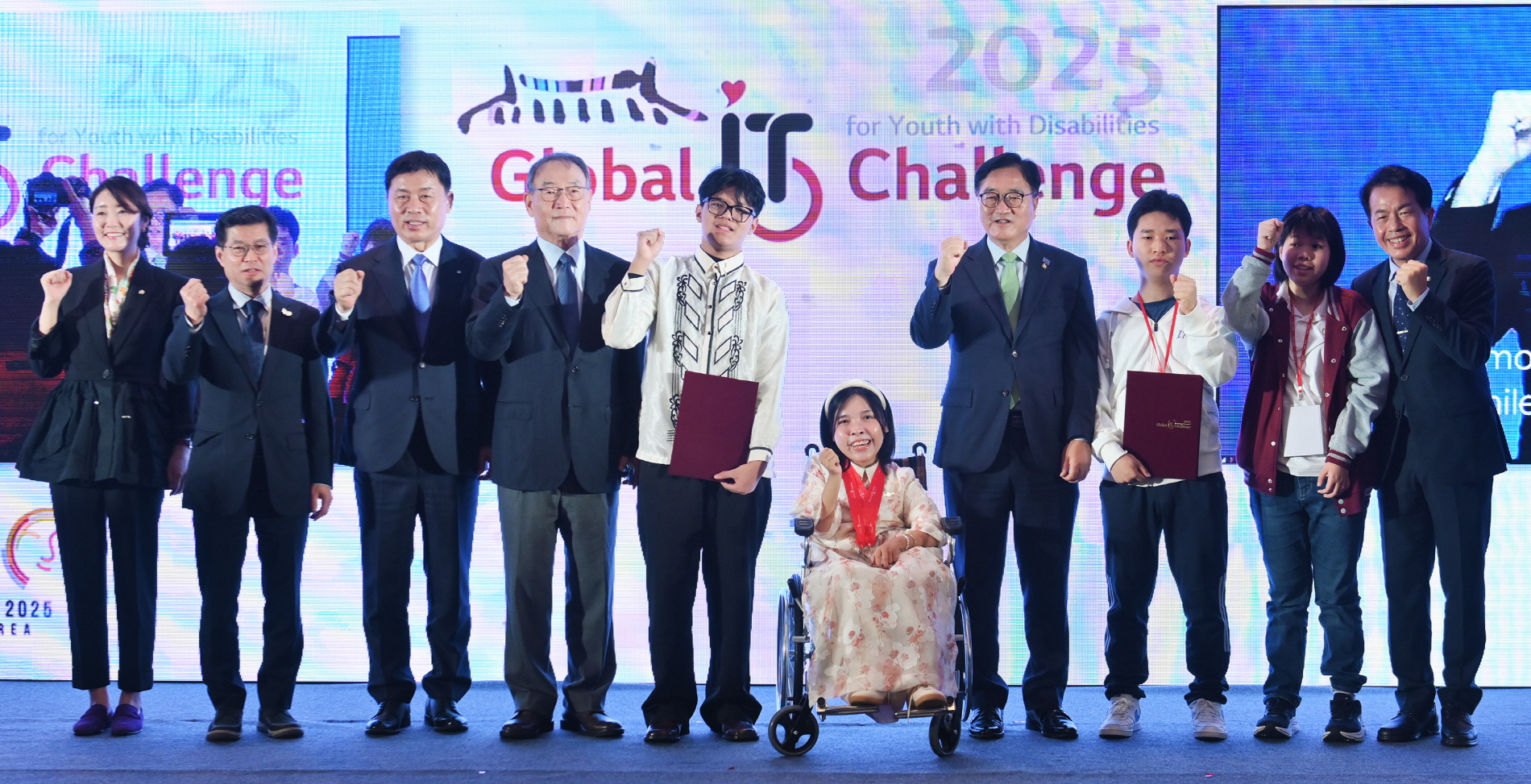 LG전자 HS사업본부장 류재철 사장(왼쪽에서 세번째), 우원식 국회의장(오론쪽에서 네번째)이 GITC 시상식에서 참가자들과 함께 기념촬영을 하고 있다