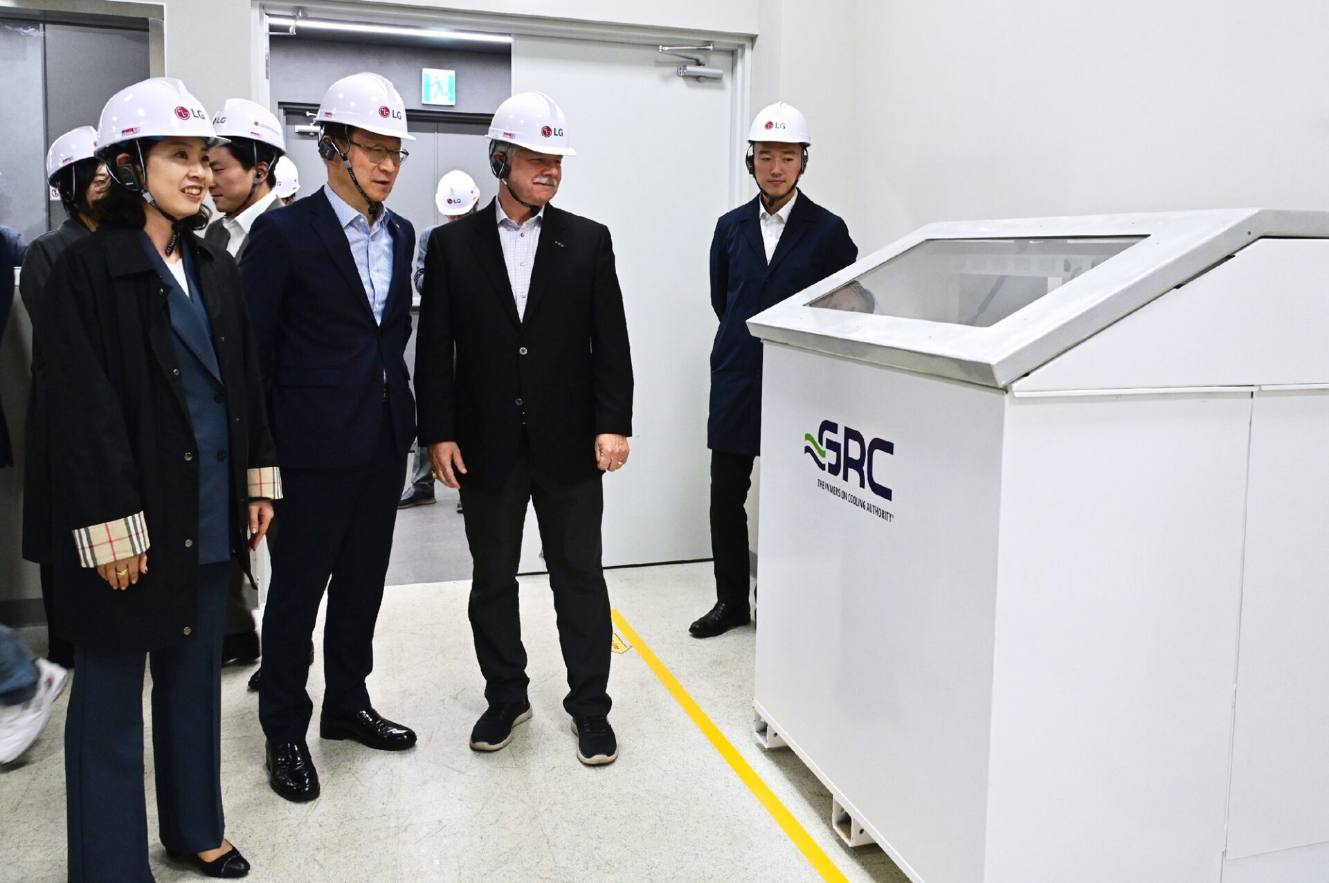 LG전자가 AI 데이터센터 냉각솔루션 포트폴리오를 액침냉각 방식까지 확장하기 위해 SK엔무브, 美 액침냉각 전문기업 GRC(Green Revolution Cooling)와 'AI 데이터센터 냉각솔루션 사업 확대를 위한 업무협약(MOU)'을 체결했다. (앞줄 왼쪽부터)SK엔무브 남재인 Green성장본부장, LG전자 이재성 ES사업본부장, GRC 피터 폴린(Peter Poulin) CEO가 LG전자 칠러사업장 내 AI 데이터센터 전용 테스트베드에 설치된 액침냉각 솔루션을 둘러보고 있다.