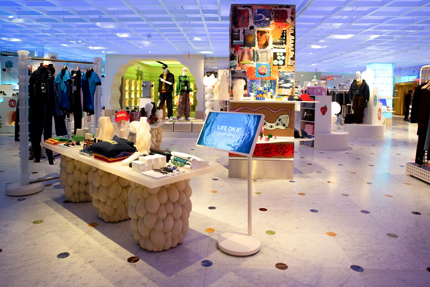 LG 스탠바이미 2가 쁘렝땅 백화점 곳곳에 설치돼, 참여 브랜드의 스토리를 담은 영상 콘텐츠를 선보이고 있는 모습.