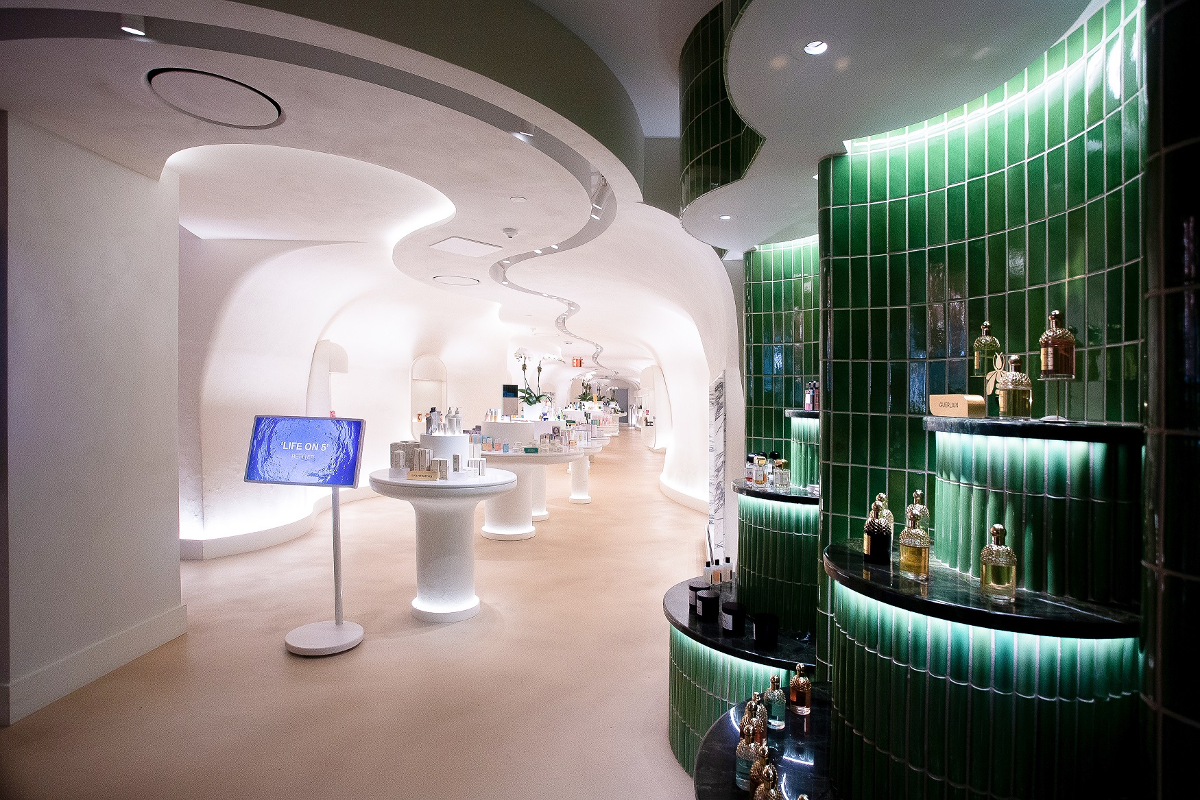 LG 스탠바이미 2가 쁘렝땅 백화점 곳곳에 설치돼, 참여 브랜드의 스토리를 담은 영상 콘텐츠를 선보이고 있는 모습.