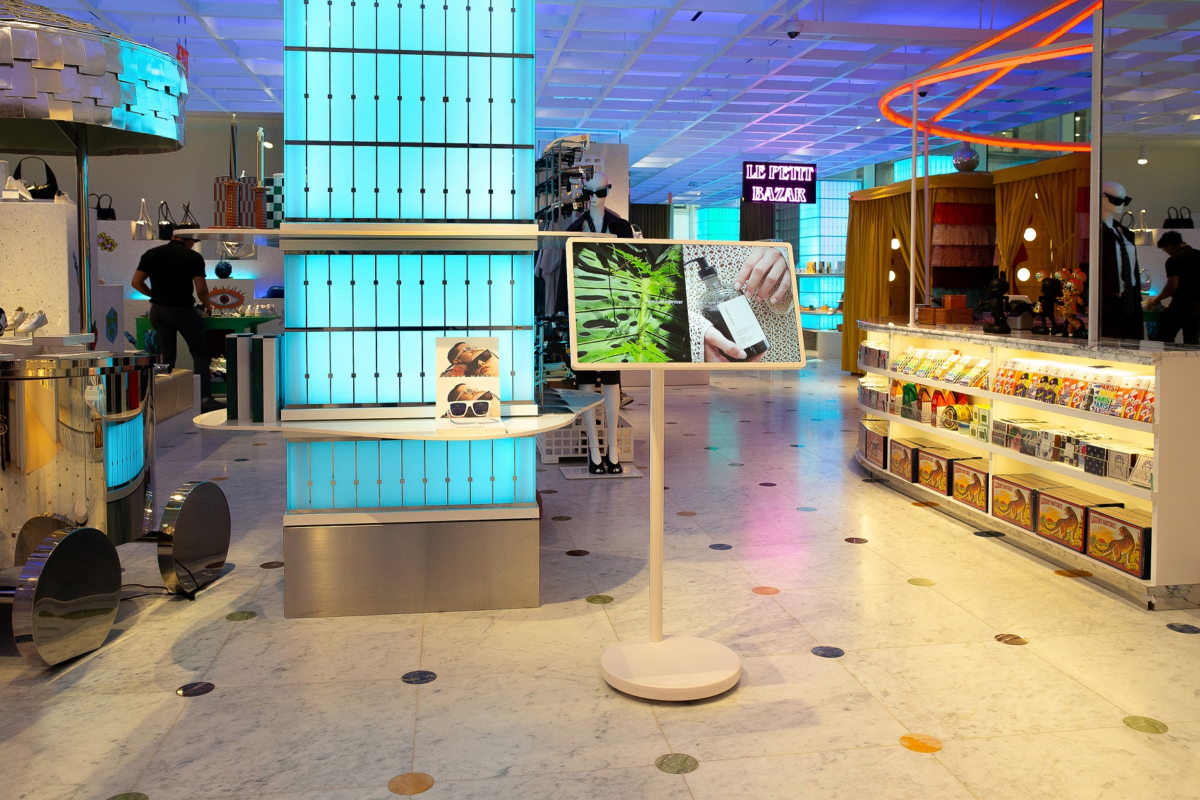 LG 스탠바이미 2가 쁘렝땅 백화점 곳곳에 설치돼, 참여 브랜드의 스토리를 담은 영상 콘텐츠를 선보이고 있는 모습.