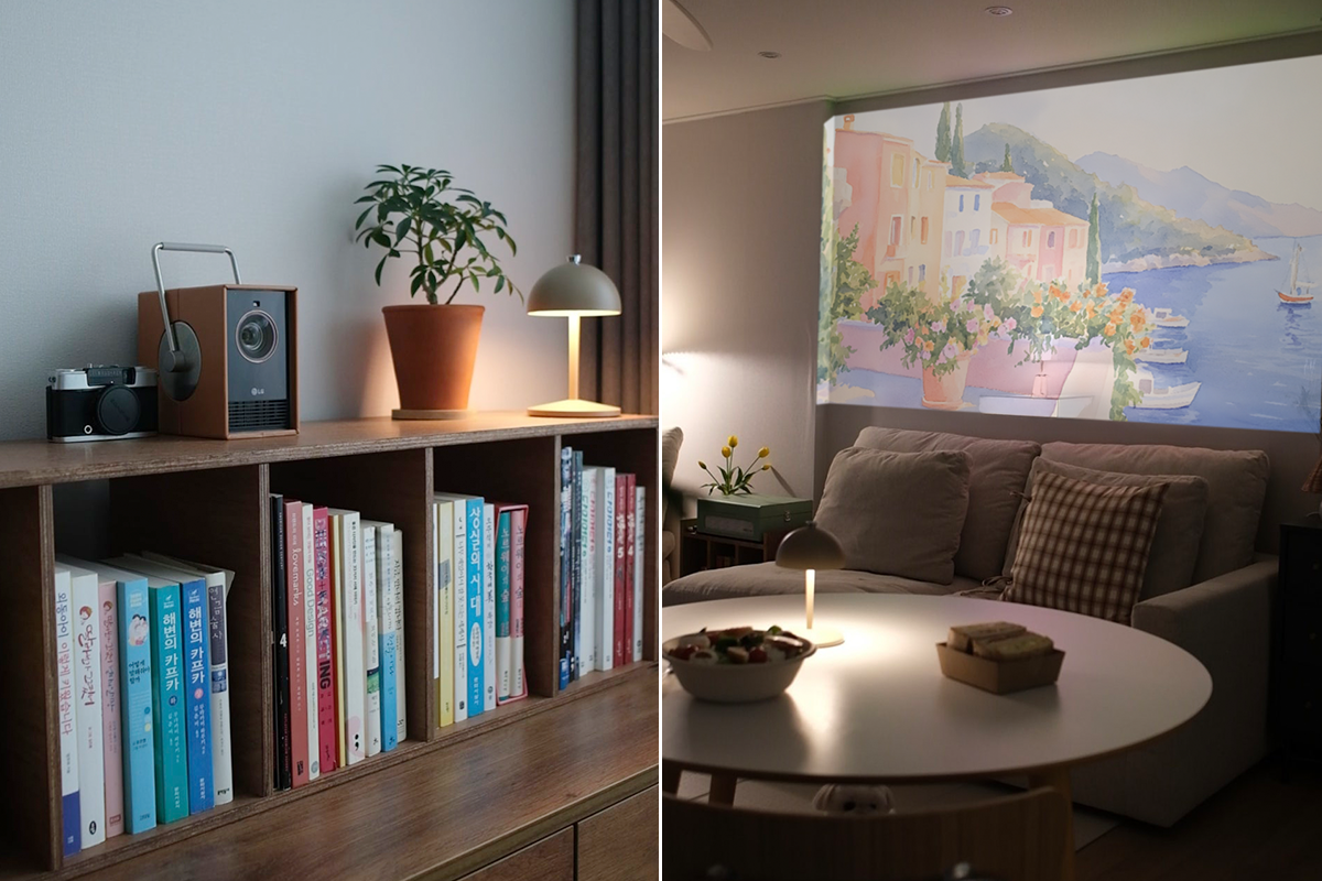 왼쪽 장면에는 나무 선반 위에 갈색 바디의 시네빔이 빈티지 카메라와 화분, 탁상 조명과 함께 놓여 있다. 오른쪽 장면에서는 어두운 거실에서 작은 테이블 램프 불빛이 은은하게 켜져 있고, 벽면에는 시네빔이 투사한 지중해 해변 풍경이 크게 비춰지고 있다. 소파, 쿠션, 작은 테이블, 노란 튤립 등으로 꾸며진 아늑한 실내 분위기 속에서 프로젝터가 중심 요소로 표현되어 있다.