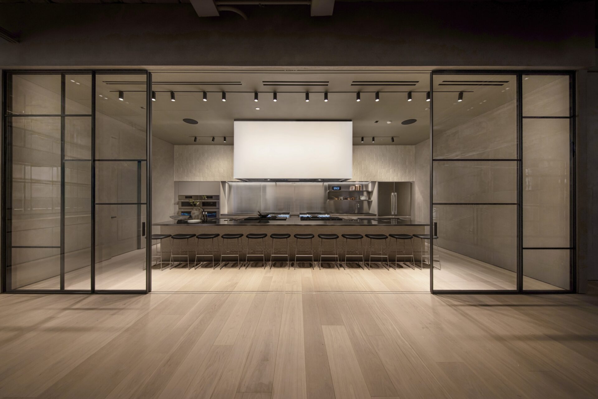 LG전자는 최근 미국 시카고에 위치한 디자인 및 건축 전문 상업 공간 ‘더 마트’에 새로운 ‘SKS’ 쇼룸을 오픈했다. 쇼룸은 총 806m² 규모로, ‘SKS’의 프리미엄 빌트인 가전을 활용한 다양한 라이프스타일 공간 경험을 제공한다.