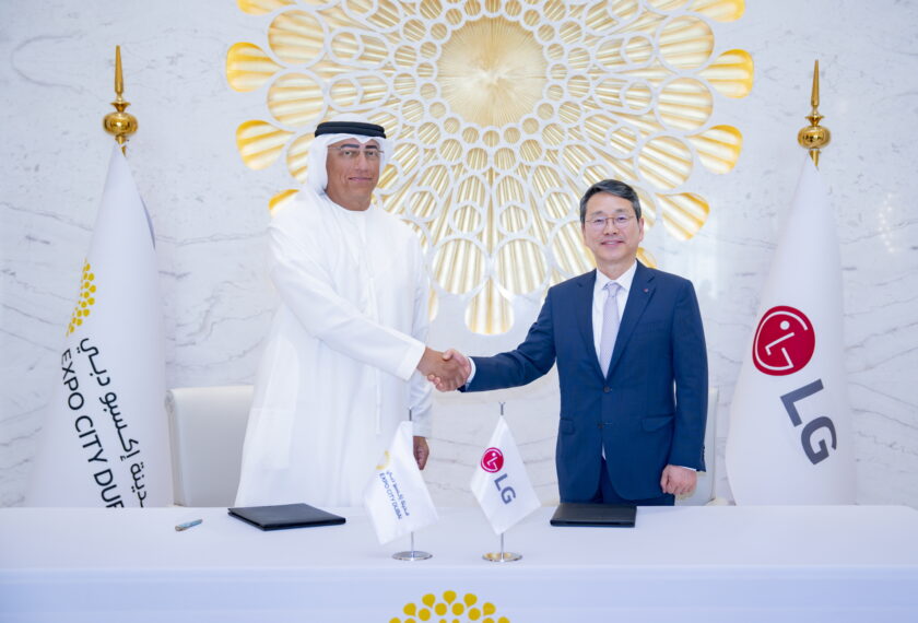 지난 19일 UAE 두바이에서 엑스포시티 두바이 아흐메드 알 카티브(Ahmed Al Khatib) 개발 및 공급 책임자(왼쪽)와 LG전자 조주완 CEO가 ‘스마트시티 건설을 위한 전략적 파트너십’을 맺었다.