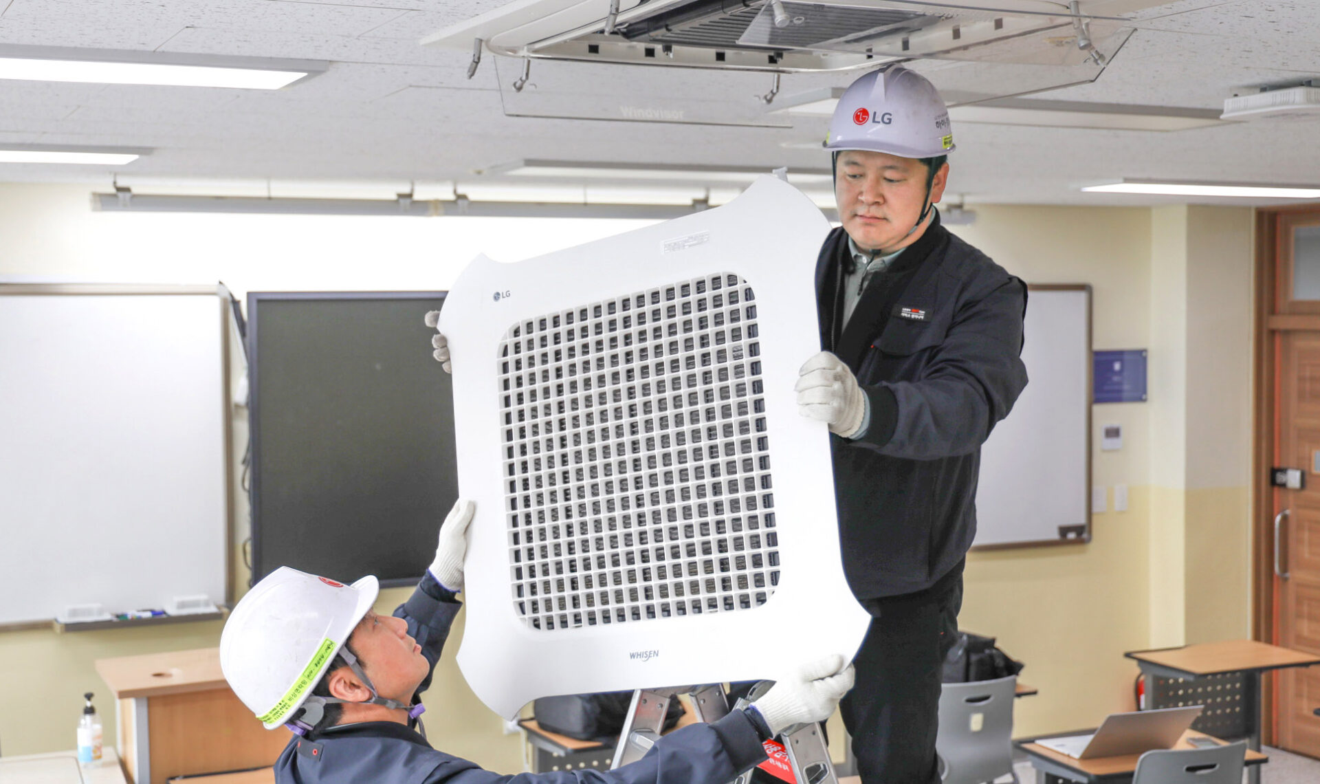 LG전자 시스템에어컨 유지보수를 담당하는 하이엠솔루텍 서비스 엔지니어들이 수능 시험장에 설치된 냉난방 시스템에어컨 작동 이상 유무를 점검하고 있다.