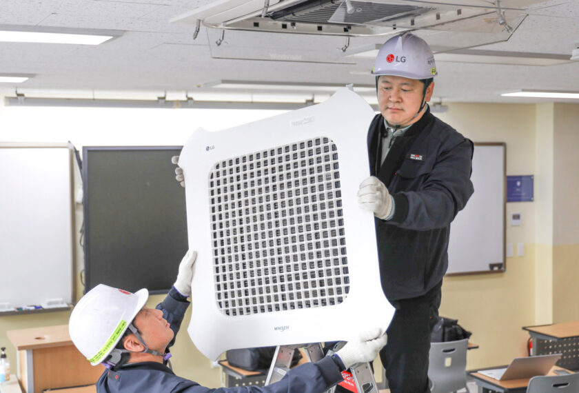 LG전자 시스템에어컨 유지보수를 담당하는 하이엠솔루텍 서비스 엔지니어들이 수능 시험장에 설치된 냉난방 시스템에어컨 작동 이상 유무를 점검하고 있다.