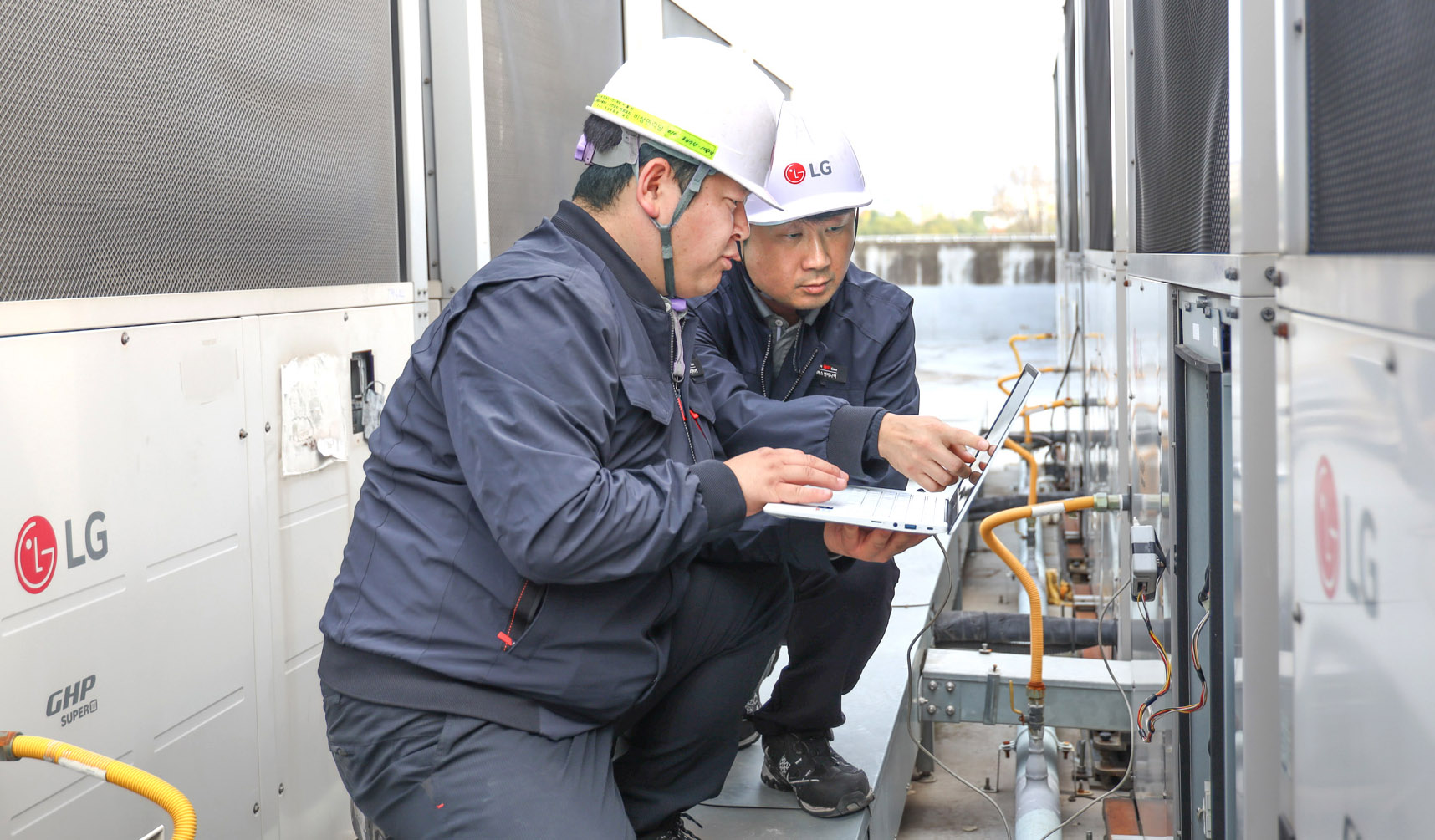 LG전자 시스템에어컨 유지보수를 담당하는 하이엠솔루텍 서비스 엔지니어들이 수능 시험장에 설치된 냉난방 시스템에어컨 작동 이상 유무를 점검하고 있다.