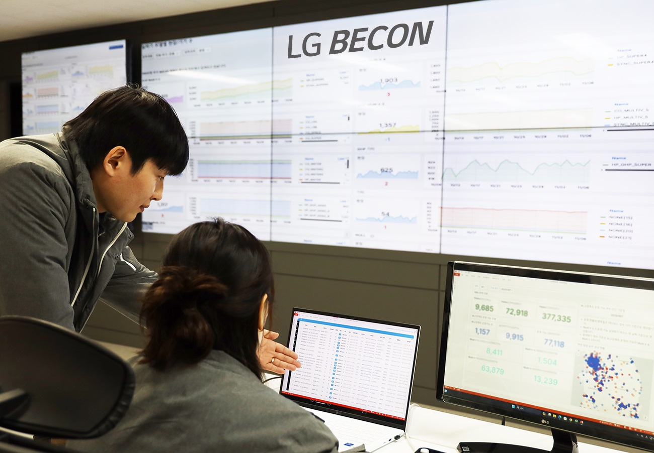 하이엠솔루텍 관제센터에서는 시스템에어컨 운전 상태와 제어, 고장 유무 등을 실시간 모니터링하는 AI 기반의 관리 솔루션 ‘LG 비컨 클라우드’로 서울시 80여 개 수능 시험장을 점검하고 있다.